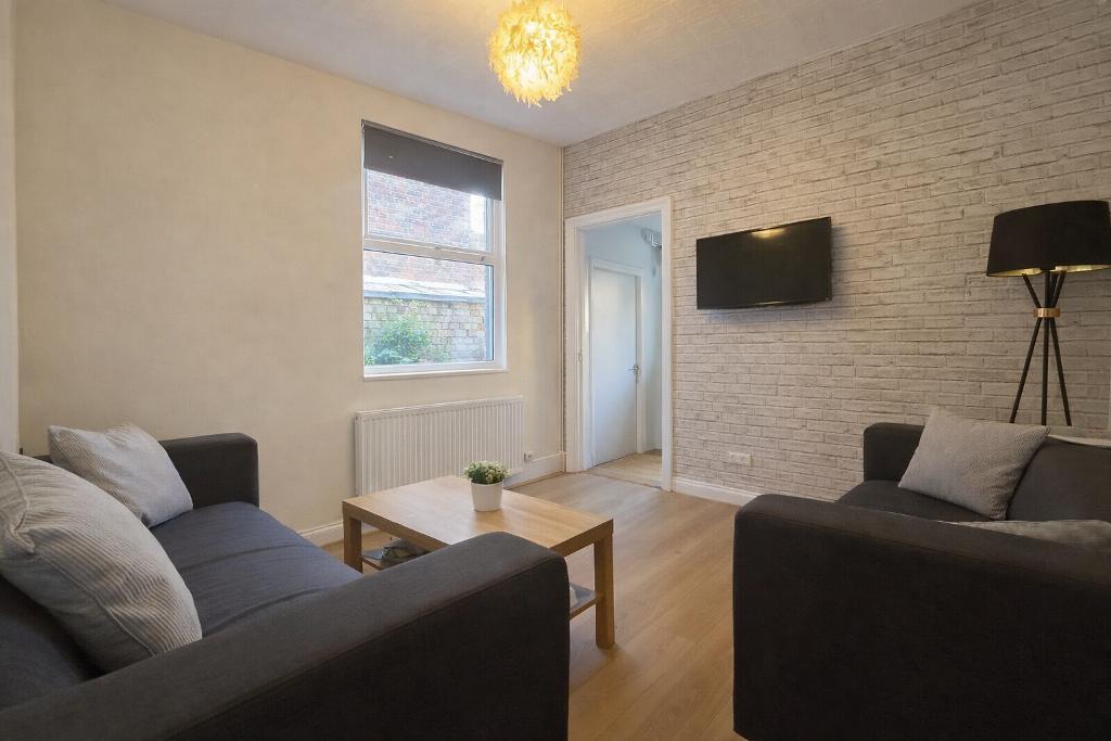 >Cawdor Road, Manchester, M14 6LR